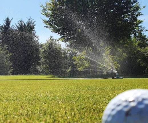 Trotz der beschlossenen Schließung wird die Zschopauer Golfanlage weiter jeden Tag bewässert und gemäht. Schließlich soll der Spielbetrieb erst Ende März 2023 endgültig eingestellt werden. 