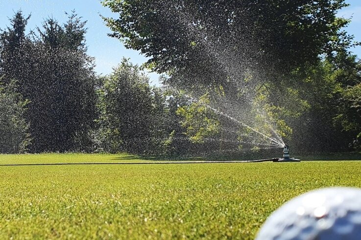 Golfanlage steht vor der Schließung - Trotz der beschlossenen Schließung wird die Zschopauer Golfanlage weiter jeden Tag bewässert und gemäht. Schließlich soll der Spielbetrieb erst Ende März 2023 endgültig eingestellt werden. 