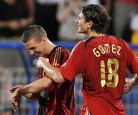 Gomez trifft bei deutschem Kantersieg vierfach - Gute Stimmung: Mario Gomez (r.) und Lukas Podolski