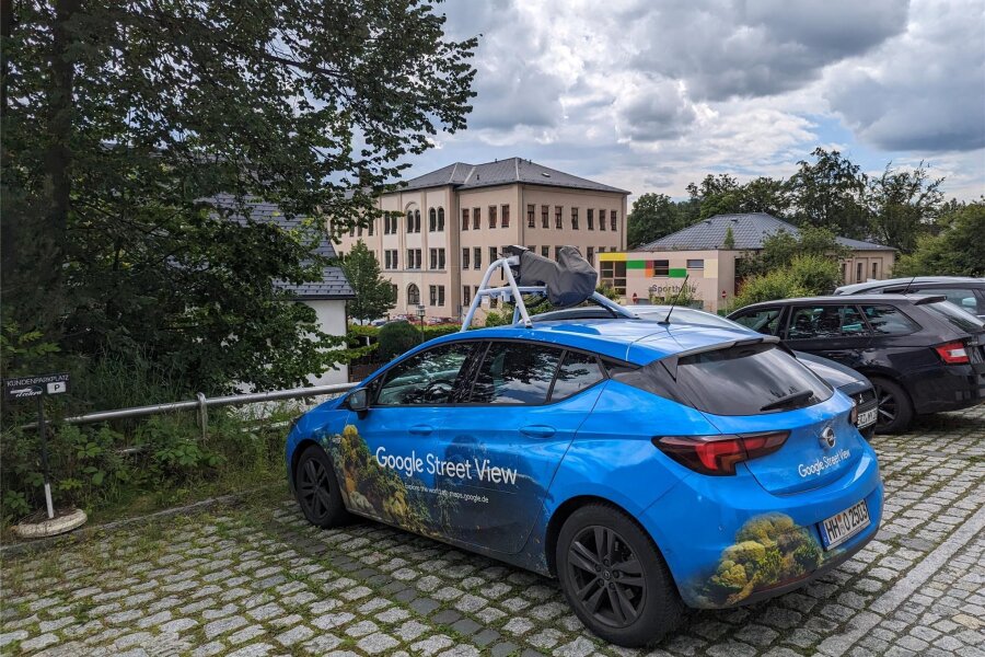 Google-Auto ist im Erzgebirge unterwegs - Ein in Stollberg parkendes Google-Auto mit eingeklappter Kamera auf dem Dach. Übrigens: In manchen Ländern kann man auch ältere Street-View-Bilder anschauen und sehen, wie sich ein Ort im Lauf der Zeit verändert hat.