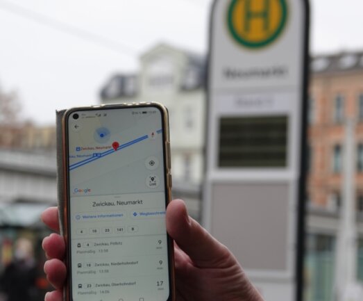 Google Maps zeigt auch Nahverkehr an - Das Smartphone als digitaler Helfer: Wann fährt der nächste Bus ab Zwickauer Neumarkt stadtauswärts? Die Antwort liefert der Weltmarktführer der Suchmaschinen jetzt auch für den Verkehrsverbund Mittelsachsen. 