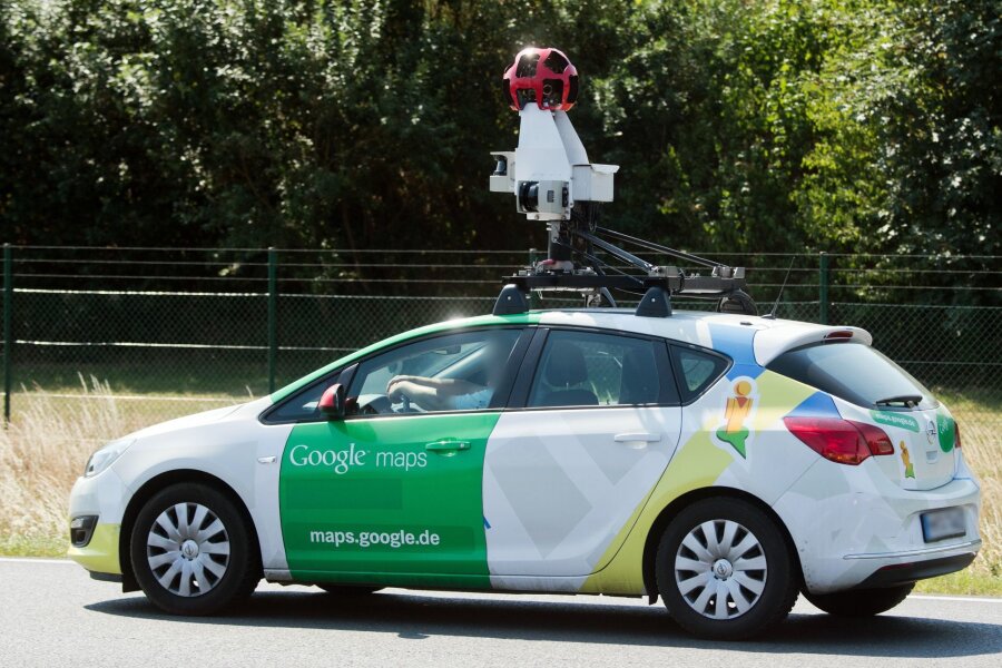 Google wieder mit Kamera-Autos unterwegs - Ein Fahrzeug von Google Maps mit einer 360-Grad Kamera auf dem Dach fährt über die Autobahn A2 bei Hannover.