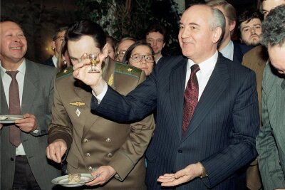 Gorbatschows Erbe - Der ehemalige sowjetische Präsident Michail Gorbatschow hält ein Glas Wodka bei seiner Abschiedsfeier im Moskauer Oktjabrskaja-Hotel. Er trat nach gescheiterten Reformversuchen zurück. Der 26. Dezember 1991 gilt offiziell als das Ende der Sowjetunion, die rund 70 Jahre existiert hatte. 