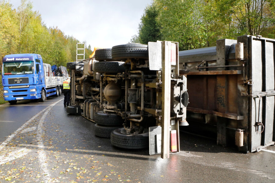 Gornau: Laster umgekippt - Auf der Auffahrt zur B 174 ist ein Laster umgekippt.