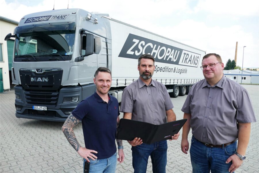 Gornauer Spedition feiert Jubiläum und eine bewegende Rückkehr - Als gleichberechtigte Geschäftspartner leiten Robert Rühlig, Ralf Mittelbach und Tobias Rümmler (von links) seit 2021 die Firma Zschopautrans.