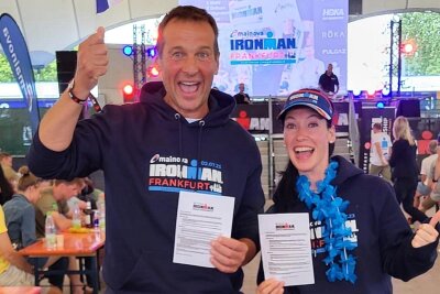 Gornauer Triathletin erfüllt sich Traum von Hawaii - Daumen hoch: Steffen Uhlig und Antje Vogel bejubeln nach der Ironman-Europameisterschaft in Frankfurt/Main ihre Qualifikation für die Weltmeisterschaft auf der Langdistanz. 
