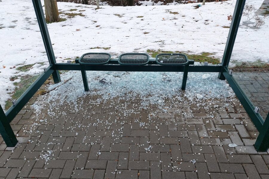 Gornsdorf: Scheiben an drei Bushaltestellen zerstört - So wie hier Ende 2023 in Kühnhaide wurden auch in Gornsdorf Bushäuschen beschädigt.