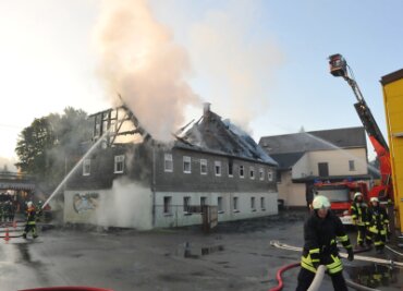 Gornsdorf: Toter in brennendem Wohnhaus gefunden - Die Feuerwehr rückte gegen 4.20 Uhr zu dem Wohnhausbrand auf der Meinersdorfer Straße aus.