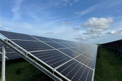 Gornsdorf vor der Energiewende: Informationsveranstaltung zu geplanten Freiflächen-Fotovoltaikanlagen - Nicht Jedem gefällt der Anblick: fotoelektrische Module in einem Solarpark.
