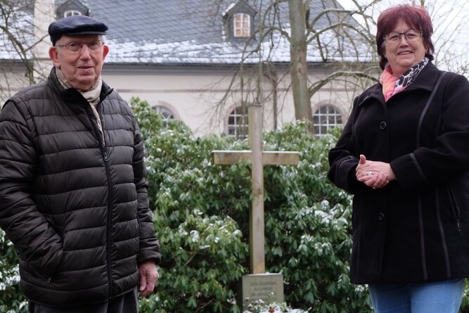 Herbert Uhlig und Annelie Günther gehören zu den vier Ortschronisten, die in der Gornsdorfer Kirche zum Thema "Gornsdorf zur Zeit des Kirchenbaus" sprechen wollen. 