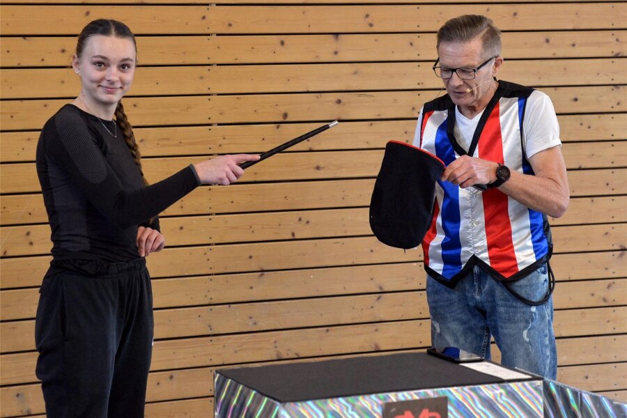 Gornsdorfer Leichtathlet hat den Zauberstab in der Tasche - Beim Trainingslager des TSV Gornsdorf hat Joachim Resch den Leichtathletik-Nachwuchs mit seinen Zaubertricks verzückt. Hier wird er assistiert von Kugel- und Diskusspezialistin Anna Freyer.
