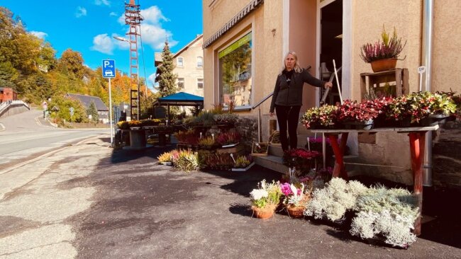Gornsdorferin schöpft neue Hoffnung nach der Schlammflut - Claudia Böttcher vor ihrem Blumenladen. Es scheint so, als ob es nie eine Katastrophe gegeben hätte. 