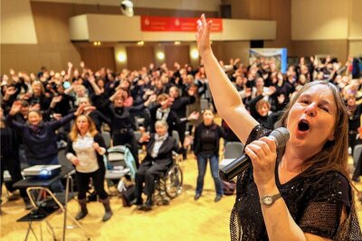 Gospel-Impulstag in Glauchau: Die Musik geht direkt ins Herz - Beim Chorimpulstag in der Sachsenlandhalle Glauchau brachte Carmen Wutzler rund 150 Sangeslustige in Schwung. 