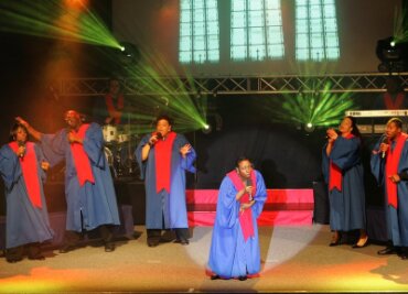 Gospelsänger reißen die Vogtländer mit - 
              <p class="artikelinhalt">Die Original USA Gospel Singers haben am Abend des zweiten Weihnachtsfeiertages in der Plauener Festhalle ein mitreißendes Konzert gegeben. </p>
            