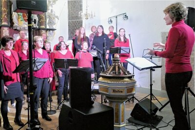 Gospelsingerz: Wie aus einem Projekt in Zschopau ein ambitionierter Chor wurde - Unter Leitung von Carola Kowal (rechts) traten die Gospelsingerz zuletzt in der Kirche von Dittersdorf auf. 