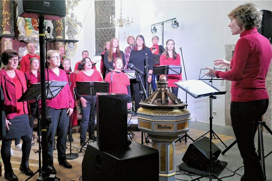 Gospelsingerz: Wie aus einem Projekt in Zschopau ein ambitionierter Chor wurde - Unter Leitung von Carola Kowal (rechts) traten die Gospelsingerz zuletzt in der Kirche von Dittersdorf auf. 