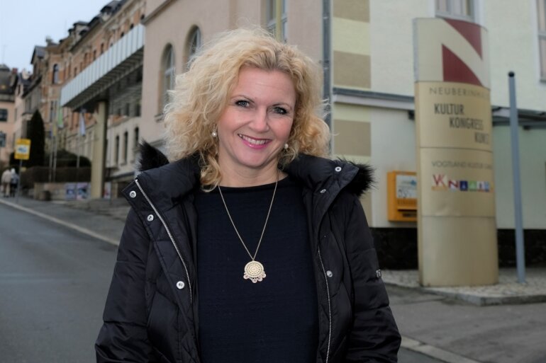 Silke Fischer, frisch gebackene Geschäftsführerin der Vogtland Kultur GmbH vor dem Neuberinhaus Reichenbach, dem Sitz des kreiseigenen Kulturbetriebs. 