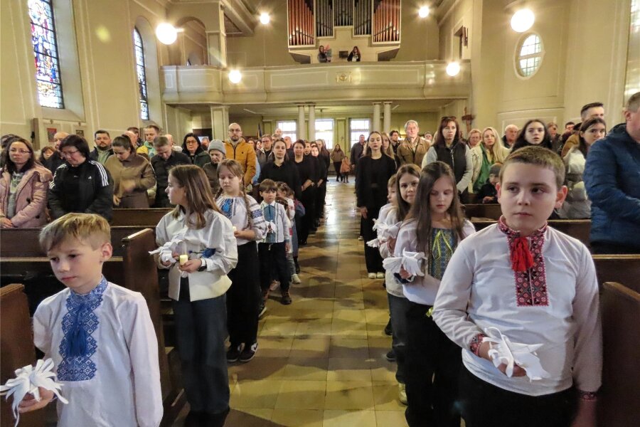Gottesdienst der Ukrainer in Werdau am zweiten Jahrestag des Krieges: Von Schmerzen und Hoffnung - An der Gestaltung des Gottesdienstes beteiligten sich auch viele Kinder.
