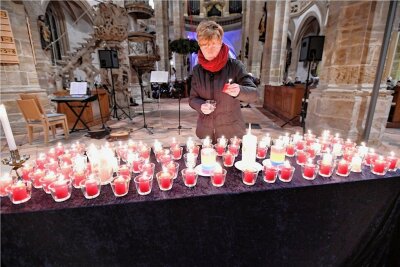 Gottesdienst in Freiberg erinnert an verstorbene Kinder - Mitorganisatorin Cornelia Brosowski entzündete Kerzen für die verstorbenen Kinder. 