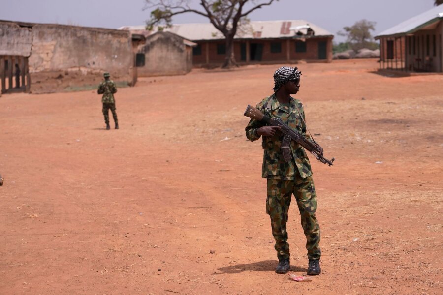 Gouverneur: Entführte Schulkinder in Nigeria befreit - Nigerianische Soldaten patrouillieren an der LEA Primary and Secondary School Kuriga, wo die Schüler entführt wurden.