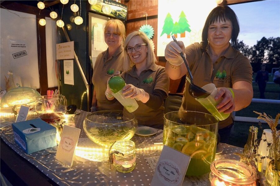 Grünbacher Kirmes verzeichnet schon vor Fest-Ende Besucherrekord - Hatten beim Getränkeverkauf ihrer Bowle-Spezialitäten an der "Griebacher Bowle Bar" viel zu tun: Kerstin Willam, Melanie Pohl und Yvonne Mich (von links). 