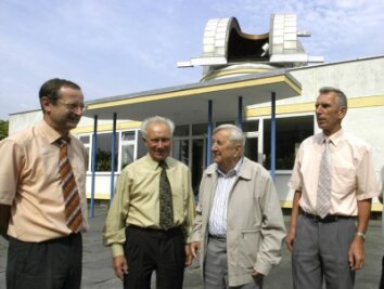 Gründer der Sternwarte ist tot - 
              <p class="artikelinhalt">Edgar Penzel (3. von links) mit Jochen Engelmann, Sigmund Jähn und Bürgermeister Erhard Meier vor dem Planetarium der Rodewischer Sternwarte. Das Foto entstand 2005.</p>
            