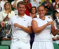 Grönefeld gewinnt Wimbledon-Titel im Mixed - Anna-Lena Grönefeld (r.) siegt im Mixed an der Church Road