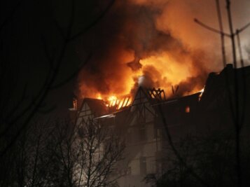 Größter Brand in Plauen seit 30 Jahren - Meterhoch schlagen die Flammen kurz nach 1 Uhr aus dem Dach des Mehrfamilienhauses. Nach einer Stunde bekam die Feuerwehr den Brand unter Kontrolle. 