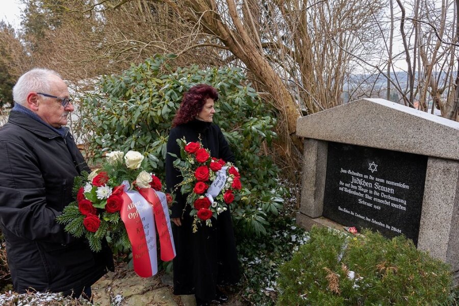 Treuens Bürgermeisterin Andrea Jedzig und ihr Lengenfelder Amtskollege Volker Bachmann legten am Donnerstag am Grab der jüdischen Frauen auf dem Friedhof Treuen Blumen nieder.