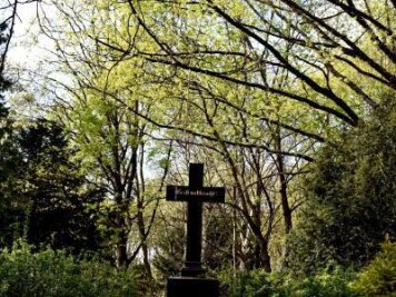 Grabschändungen: Buntmetalldiebe beschädigen vier Grabsteine auf Friedhof - 