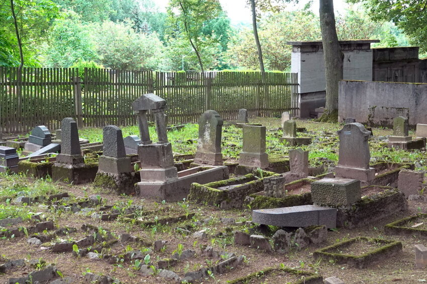 Grabsteine auf dem Jüdischen Friedhof in Chemnitz offenbar umgestoßen - Mehrere Kindergrabsteine wurden auf dem Jüdischen Friedhof vermutlich umgestoßen. 