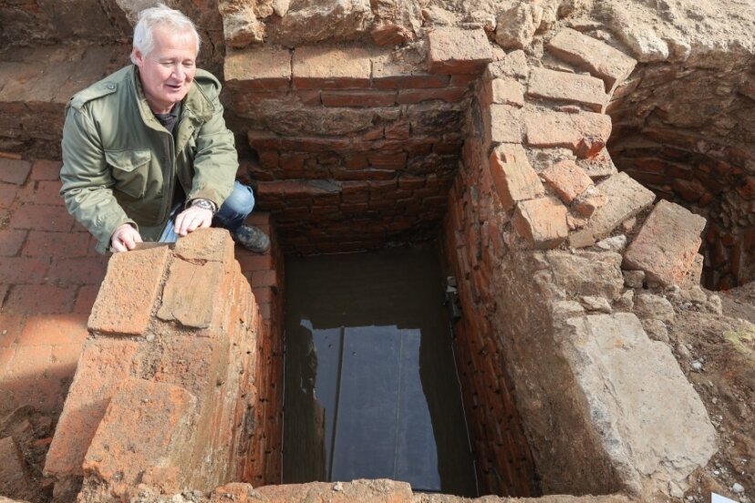 Grabungen: Nicht alle Fragen sind geklärt - Anfang des Jahres hatte Peter Hiptmair die Mikwe bei der archäologischen Ausgrabung für die Neue Johannisvorstadt entdeckt. Der Fund ist eine Sensation und äußerst selten. Wie das Tauchbad künftig geschützt und möglicherweise der Öffentlichkeit präsentiert werden soll, entscheiden Experten. 