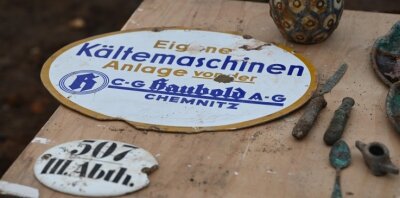 Grabungsfund in der Chemnitzer Innenstadt: Was vom "Goldnen Anker" übrig ist - Eine Vase und ein Werbeschild einer Chemnitzer Kältemaschinen-Fabrik konnten von den Grabungsarbeitern relativ unbeschädigt geborgen werden. Sie haben jahrzehntelang in der Erde gelegen.