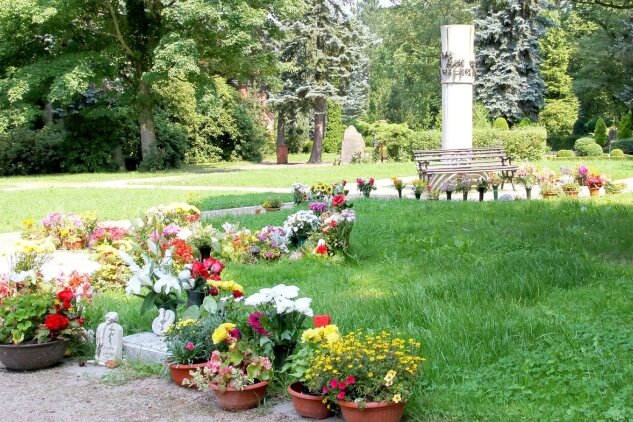 Gräber auf Waldfriedhof in Werdau erzählen keine Stadtgeschichte mehr - Bestattungen im Urnengemeinschaftsgrab liegen auch auf dem Werdauer Friedhof im Trend. Damit geht ein Stück Bestattungskultur verloren. Das befürchtet Udo Naundorf.