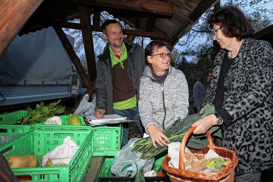 Gräfenmühle Neukirchen: Besucher kommen ins Schwärmen - Brigitte Gallmann (rechts) schätzt das knackfrische Obst und Gemüse, das Carola Scheunert und Michael Jahn in ihren kleinen Familienbetrieben heranziehen. 