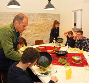 Gräfenmühle wird zur Kochschule - Schulleiter Ingo Weidhaas teilt den sanierten Räumen in der Gräfenmühle ein gemeinsam gekochtes Essen aus. 