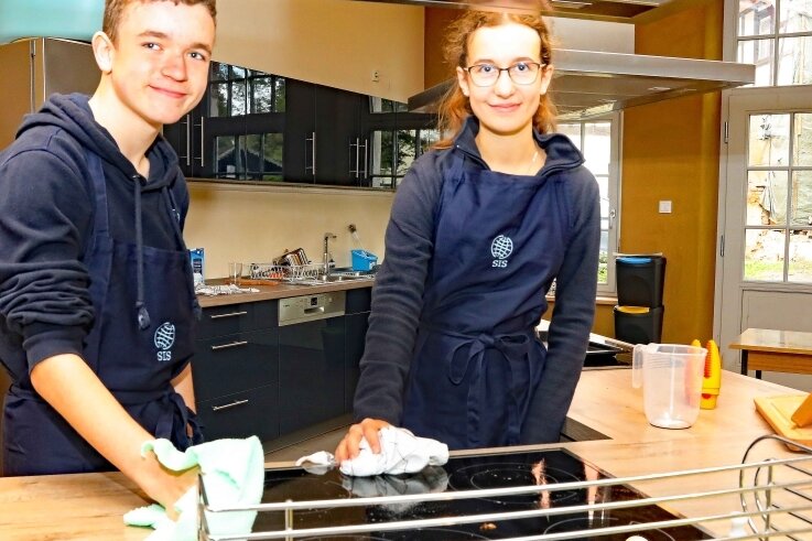 Gräfenmühle wird zur Kochschule - Gehört dazu: Toby Winkler und Lisa Hamann haben nach dem Essen in der Küche die Aufräumarbeiten übernommen. 