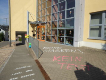 Graffiti gegen Coronamaßnahmen vor Schulen in Zwickau und Werdau - Graffiti vor der Grund- und Oberschule Leubnitz bei Werdau.