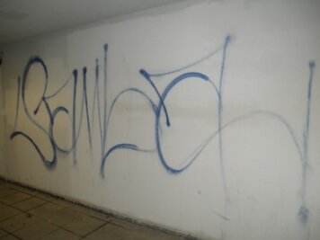 Graffiti im Personentunnel - Zeugen gesucht - Graffiti im Personentunnel des Bahnhaltepunkts Chemnitz-Siegmar.