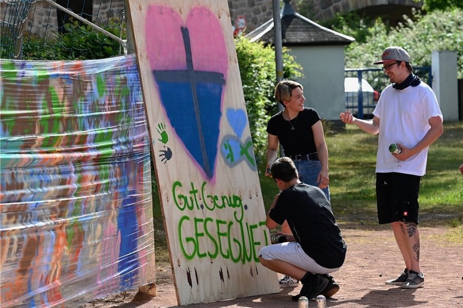 Graffiti-Künstler Robert Lemke zeigt Mädchen und Jungen beim ersten Summer Open Air im Burgstädter Stadion, wie die coolsten Sprüche und Figuren gesprüht werden können: "Gut. Genug. Gesegnet" war ein Motto beim Treffen von jungen Christen aus Chemnitz und Umgebung. 