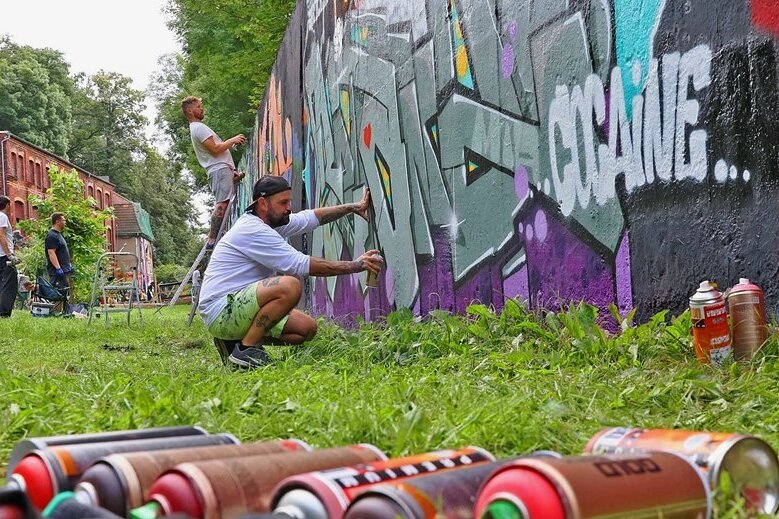 Graffiti-Künstler in Zwickau sprühen vor Ideen - Auf der Kunstplantage sind neue Werke entstanden. Auch Christian Rank aus Greiz zeigte sich kreativ beim Umgang mit den Spraydosen. 