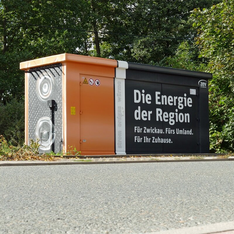 Graffiti-Künstler verwandelt Häuschen in riesige Batterie - Die umgestaltete Gasdruckregelanlage an der Crimmitschauer Straße in Zwickau.