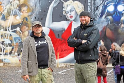 Graffiti-Kunst: Tassos XXL-Wandbild ziert Areal von Tattoo-Star Randy Engelhard - Jens Mueller alias Tasso (links) und Randy Engelhard präsentierten zur Vernissage das Graffito an der Peter-Breuer-Straße.
