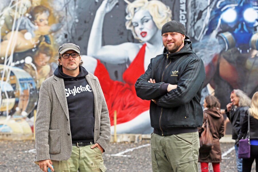 Graffiti-Kunst: Tassos XXL-Wandbild ziert Areal von Tattoo-Star Randy Engelhard - Jens Mueller alias Tasso (links) und Randy Engelhard präsentierten zur Vernissage das Graffito an der Peter-Breuer-Straße.