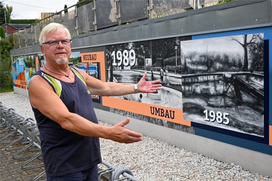 Graffiti-Wand in Lichtenau: Ein Denkmal für Bademeister-Legende - Schwimmmeister-Legende Stephan Kern zeigt auf dem Graffiti-Kunstwerk auf das Jahr 1985, als er seine Tätigkeit im Sommerbad Garnsdorf begann. Auf dem Bild von 1989 erkennt er sich wieder.