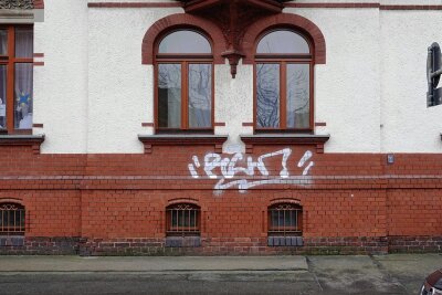 Graffitibeseitigung in Zwickau: "Geniale Geschäftsidee" ist ganz legal - Graffitis ähnlicher Handschrift verschandeln die Fassaden von Häusern in der Zwickauer Nordstadt, wie hier in der Mühlpfortstraße 72. 