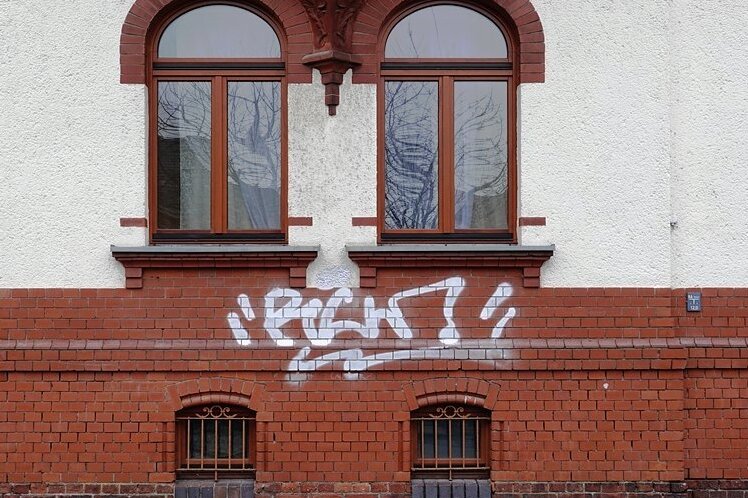 Graffitis ähnlicher Handschrift verschandeln die Fassaden von Häusern in der Zwickauer Nordstadt, wie hier in der Mühlpfortstraße 72. 