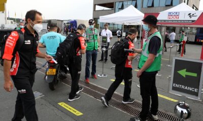 Grand Prix am Sachsenring - Ohne Helfer geht es nicht - Immer, wenn der Ansturm aufs Veranstaltungsgelände, wie etwa hier im Juni dieses Jahres beginnt, sorgen die Helfer in Grün dafür, dass alles geordnet abläuft.