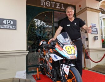 Grand Prix belebt die Hotels und Gaststätten der Region - Bernd Frank vom Hotel "Drei Schwanen" freut sich über ein volles Haus. Möglich machen dies solche Motorräder, die am Wochenende auf dem Sachsenring zu erleben sind.