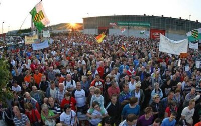 Gut 8000 Rennsport-Fans hatten am Sonntagabend gegen die Absage des Motorrad-Grand-Prix 2012 auf dem Sachsenring protestiert.